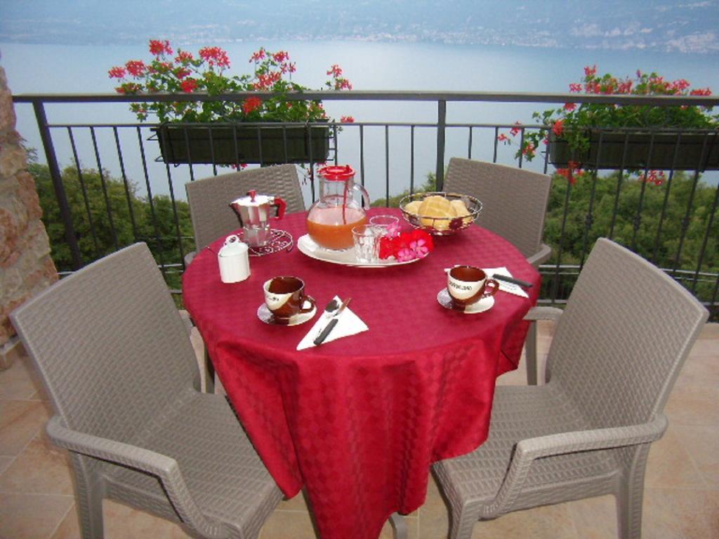 La Casa Di Pericle Aparthotel Brenzone sul Garda Room photo